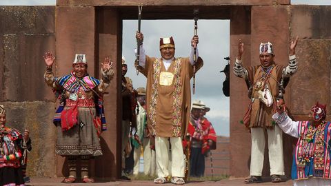 El presidente de Bolivia, Evo Morales, asiste al ritual de investidura como líder indígena en las ruinas precolombinas de Tiahuanaco