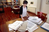 Laura Garc�a dedica estos d�as a abrir y clasificar las estampas que llegan a la sala de Artes. 