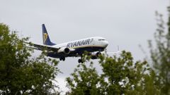 Avi�n de Ryanair despegando en el aeropuerto de Manchester