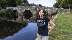 Tania Carreira, ao p� da ponte romana de Brandomil, un dos lugares desde o que ollar o pasado en Zas 