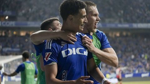 El delantero del Oviedo Ilyas Chaira celebra su gol, segundo del equipo asturiano, durante el partido de vuelta de ascenso a Primera División
