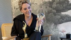 Bel�n Est�vez posa con sus los premios internacionales en B�r Studio.