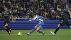Yeremay dispara a puerta para anotar el gol del Deportivo ante el Castelln