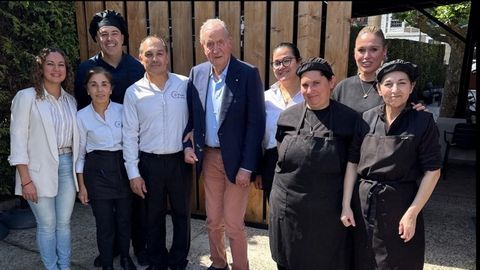 El rey em�rito, este mi�rcoles, con el personal del Mui�o da Chanca, donde comi� nada m�s llegar a las R�as Baixas