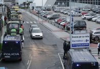 Polic�as vigilando ayer el p�rking de Carrefour en A Coru�a. 