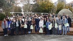 Foto de familia de los participantes en el encuentro de voluntariado de la Asociaci�n Espa�ola Contra el C�ncer en Ourense.