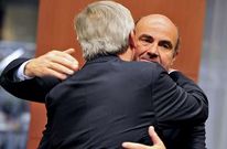 De Guindos, saludando ayer en Bruselas al presidente del Eurogrugo, Jean Claude Juncker.