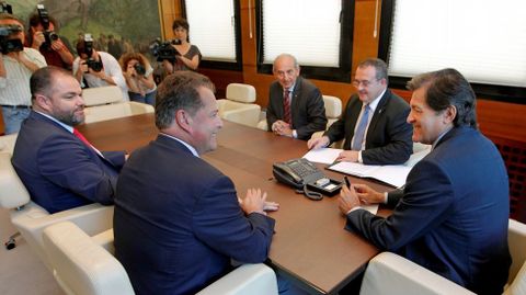 El presidente del Principado de Asturias, Javier Fern�ndez (d), acompa�ado por el consejero de Industria del Principado de Asturias, Isaac Pola (2d), y los presidentes de la C�mara de Comercio de Oviedo, Carlos Paniceres (i), de Gij�n, F�lix Baraga�o (2i), y de Avil�s, Luis Noguera (c), durante el encuentro que mantienen hoy en Oviedo