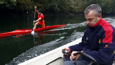 Entreno en Pontevedra junto a Morl�n, atento al cron�metro.