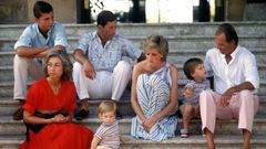 Diana, Carlos y sus hijos, con la familia real espaola en el palacio de Marivent (Mallorca).