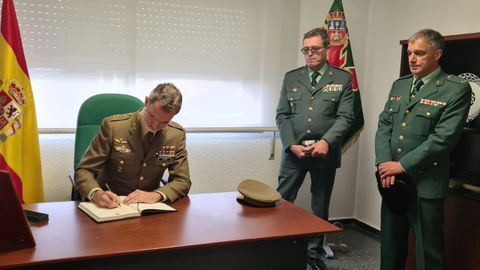 El rey Felipe VI, en el cuartel de Sarria, firmando un documento.