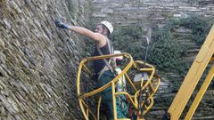 Comenz� la limpieza de la Muralla de Lugo