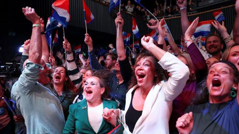 Seguidores del liberal progresista D66 celebran los resultados que adelantan los sondeos a pie de urna.