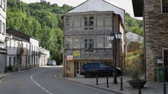 Foto de archivo de la carretera que cruza el centro de Samos.
