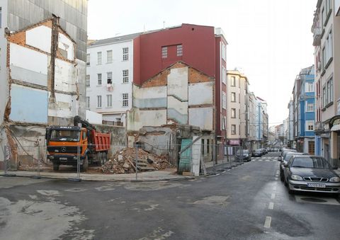 En el solar todav�a se trabaja en la retirada de escombros. 