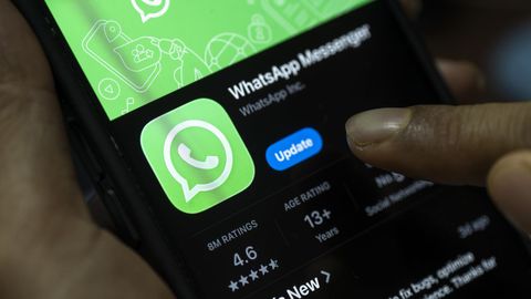 Un usuario, a punto de actualizar la aplicaci�n de m�vil de WhatsApp