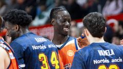 Abdou Thiam sonr�e durante un tiempo muerto en el Cartagena-Leyma Coru�a