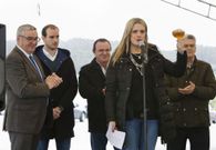 La cantante y actriz Eva Iglesias, leyendo el preg�n de los actos de Aldeola