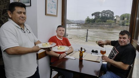 Ubicado en una antigua vivienda de pescadores, desde su terraza se puede disfrutar de unas espectaculares vistas del castillo de Santa Cruz y de la bah&iacute;a de A Coru&ntilde;a mientras se degusta una carta que ofrece comida casera con un sabor aut&eacute;ntico.