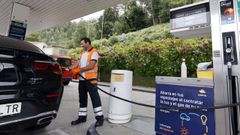 Trabajador de una gasolinera gallega de Repsol llenando el dep�sito de un veh�culo.
