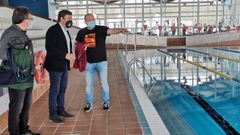 Imagen de una visita del alcalde a la piscina municipal el pasado a�o.