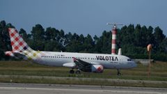 Llegada de un avin de Volotea al aeropuerto de Asturias