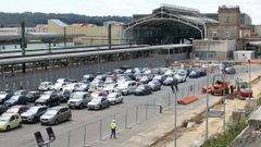 El avance de las obras previas al arranque de los trabajos de la estructura del nuevo p�rking de la estaci�n de Santiago ya ha reducido decenas de plazas para estacionar