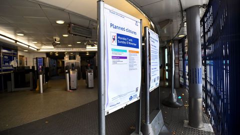 Una estaci�n de metro londinense cerrada por la huelga en el transporte p�blico 