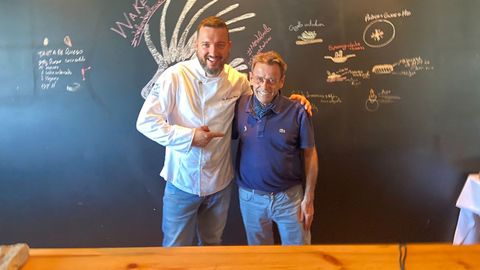 Elio Fernndez, a la izquierda, con Paco Ron, quien con la Taberna de Viavlez logr la primera estrella Michelin para el occidente asturiano hace ya ms de 25 aos