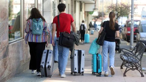 Viajeros con maletas en Vilagarca la semana pasada
