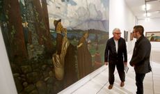 El director del Museo, Carlos Valle, y el diputado de Cultura, Xos� Leal Fari�a, ayer, ultimando la exposici�n