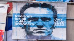 Cartel en apoyo a Alexei Navalny, en un edificio de Roma