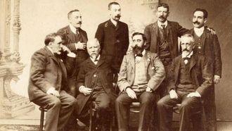 Fotograf�a realizada en 1904 durante a �ltima visita de Curros Enr�quez a Galicia. De p� sit�anse Ux�o Carr�, Florencio Vaamonde, Francisco Tettamancy e Eladio Rodr�guez. Sentados, Jos� Ogea, Manuel Murgu�a, Curros Enr�quez e Andr�s Mart�nez