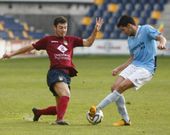 Andr�s Bouza, a la derecha, en una acci�n con un jugador del Pontevedra en Pasar�n. 