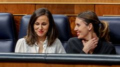La ministra de Asuntos Sociales, Ione Belarra y la ministra de Igualdad, conversan durante la sesin del Congreso