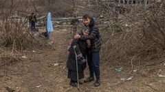 Una mujer mayor avanza por una zona destrozada en la localidad de Irp�n, en la regi�n de Kiev