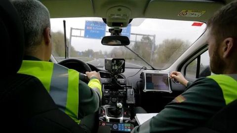 Agentes de la Guardia Civil controlando la velocidad en la AP-9