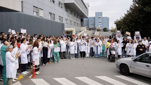Concentración de médicos frente al Chuac (A Coruña).