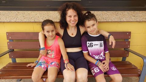 Priscilla, italiana que reside en Victoria, con sus hijos, en el albergue de Neda