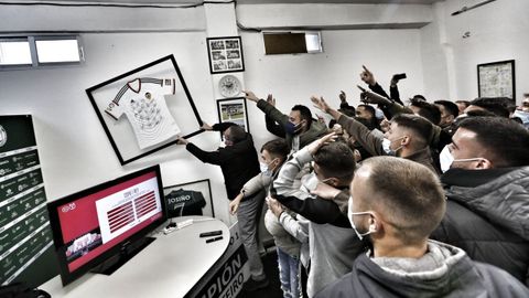 El presidente del Arenteiro, Argimiro Marnotes, descolgando una camiseta del Valencia CF para celebrar el resultado del sorteo de la Copa del Rey