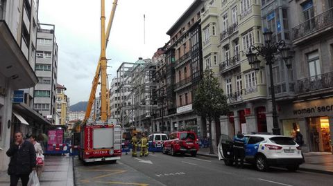 La calle Ur�a se reabre al tr�fico