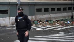 Vista de unos cascotes en la calzada frente al colegio San Vicente Pa�l