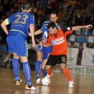 El brasile�o Petry ante los interistas Cardinal y Ort�z. 
