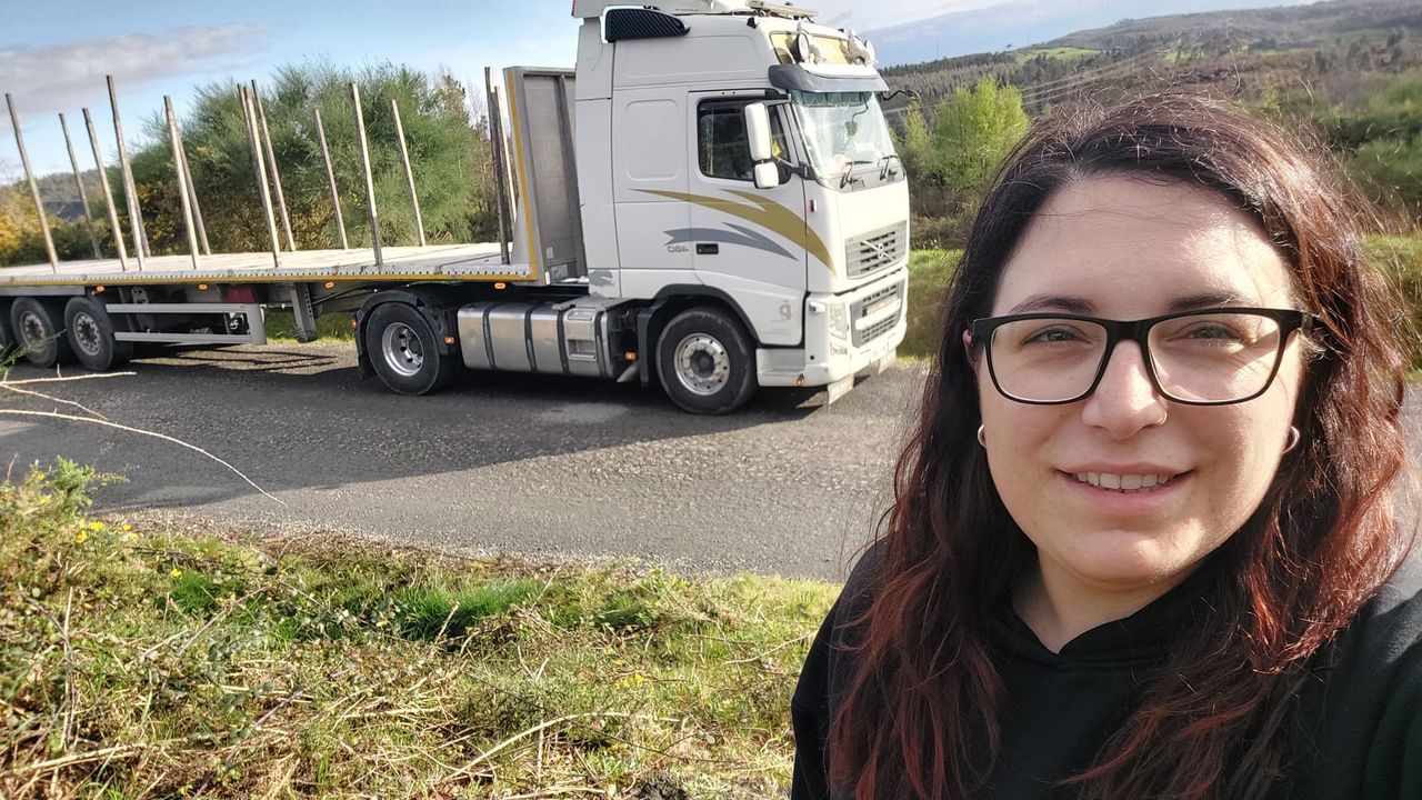Cintia Piña es camionera y acaba de ser distinguida como ciudadana del año en Amoeiro