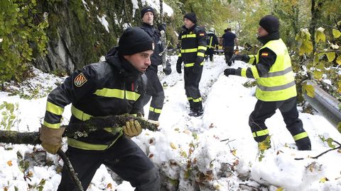La UME trabajando despejando el camino de nieve y �rboles