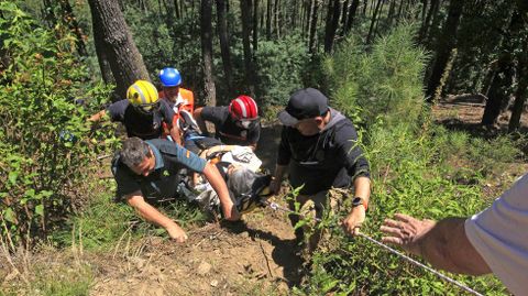 Los rescatadores tuvieron que ayudarse con una cuerda para sacar del barranco a la mujer que sufri heridas ms graves