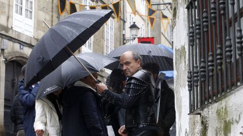 Un hombre vestido con una armadura de cuero en los primeros momentos de la Feira Medieval de Monforte