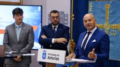 El presidente del Principado, Adri�n Barb�n (c) y el consejero de Ciencia e Industria, Borja S�nchez, escuchan la intervenci�n del socio director de la empresa Digital Valley, Armando Layna (d), que construir� en el municipio de Salas un campus digital con un gran complejo de procesamiento, almacenamiento y gesti�n de los datos
