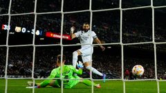 Benzema anota un gol a Ter Stegen.Benzema anota un gol a Ter Stegen en una Barcelona - Real Madrid