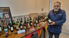 Aurelio Blanco Trincado con una botella de Gran vino godello en las manos.